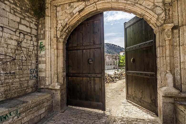 Одна из достопримечательностей Берата Город Берат в Албании